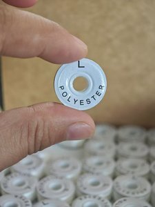 Bobines en polyester blanc de style 70D/2 \ "L \" de haute qualité pour Machines à coudre motif haute ténacité teint en gros - Product Image 3