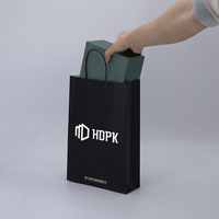 Sacs en papier kraft noir imprimés sur mesure avec logo OEM ODM pour le commerce de détail et l'emballage de cadeaux