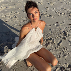 Vestido de Gasa sin Espalda Estilo Vacaciones en la Playa para Mujer, de Alta Calidad, Novedad, con Volantes Fluidos y Acentos Florales Metálicos Naturales, Ideal para Fiestas - Product Image 4