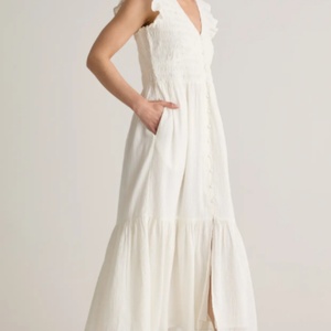 เดรสยาวปานกลางสีขาวแฟชั่นใหม่ขายดีสำหรับผู้หญิง ผ้าฝ้ายแท้ 100% ลายเรียบ คอวีทรงสโมค ใส่สบายสำหรับฤดูร้อน - Product Image 3