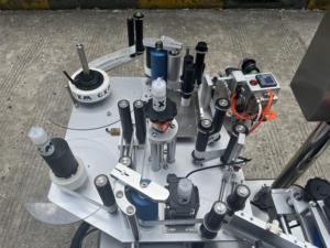 เครื่องติดฉลากขวดพลาสติกแบบกลมมอเตอร์ไฟฟ้าอัตโนมัติเต็มรูปแบบปรับได้ง่ายมีสินค้าในสต็อก - Product Image 5