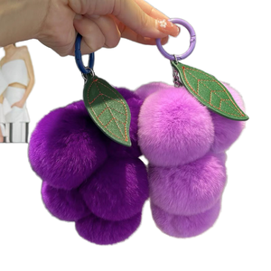 Porte-clés pendentif mignon en fourrure de lapin Rex, motif raisin, écologique, doux, en peluche, petite poupée de dessin animé, cadeau idéal pour la vente en gros - Product Image 1