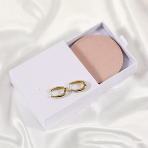 Pochette à bijoux ronde en velours Ele Queen avec fermeture magnétique à charnière pour bagues et boucles d'oreilles, design moderne - Product Image 3