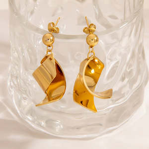 ต่างหูคริสตัลทรงเรขาคณิต ต่างหูสแตนเลสสำหรับผู้หญิง สวมใส่ได้ทุกวัน โทนสีทอง ขอบประดับเพชร EH11886 - Product Image 3