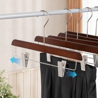 Cintres en bois vintage colorés avec pinces pour vêtements, gain de place pour pantalons, jeans, jupes, chaussettes dans la cuisine et la garde-robe