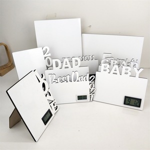 Marco de Fotos Familiar con Reloj de Escritorio Cuadrado Digital a Pilas, Material de Sublimación MDF - Product Image 1