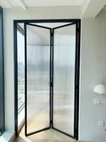 Portes coulissantes en acier inoxydable, construction en polymère insonorisée robuste pour villas, hôtels, boutiques, balcons, jardins