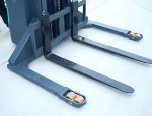 1500 किलोग्राम 2 टन क्षमता वाले इलेक्ट्रिक स्टेकर ट्रक के साथ 3 मीटर उठाने की ऊंचाई वाले पैरों के समायोज्य फोर्क्स संचालित पैलेट ट्रक - Product Image 4