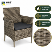 Fauteuil d'extérieur en osier gris à tons mélangés avec coussin anthracite