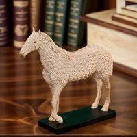 Ornement de cheval en résine à motif géométrique peint à la main, style minimaliste nordique, thème animal, décoration moderne pour la maison, cadeau de pendaison de crémaillère