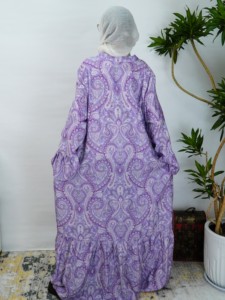 Abaya Morada con Estampado Paisley, Cuello con Muescas, Diseño en Capas, Secado Rápido, Vestido <span class=keywords><strong>Maxi</strong></span> para Oración Musulmana, Personalizable - Product Image 5