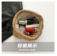 Nouveau sac cosmétique moelleux matelassé doux Logo personnalisé voyage grande capacité sac de maquillage bouffant sac de maquillage étanche Offre Spéciale