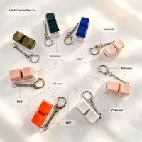 Porte-clés anti-stress à deux boutons, jouet spinner à doigts, touches colorées, base blanc pur, personnalisable, petit modèle en plastique