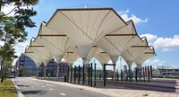 Structure en acier à prix d'usine, bâtiment à toit en membrane PVDF ETFE, grande portée, conception libre, abri de stationnement coloré en acier