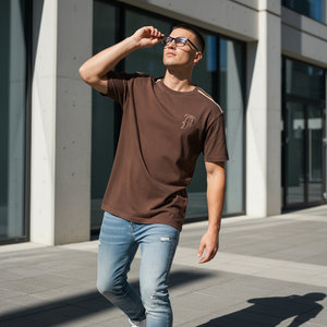 T-shirt in cotone da uomo oversize in maglia marrone con logo 'P' e strisce sulle spalle, stile hip hop minimalista, OEM ODM - Product Image 2