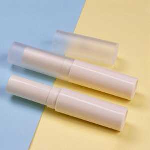 Envases cosméticos vacíos de plástico y metal para lápiz labial, bálsamo labial y brillo labial con logo impreso personalizado. - Product Image 5