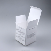 Boîte pliante en papier blanc minimaliste de qualité supérieure avec logo en relief, emballage cosmétique de luxe, boîte cadeau
