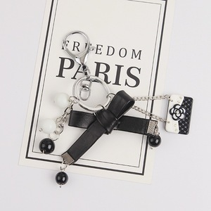 Porte-clés élégant camélia noir et blanc, breloque de sac classique avec perles et chaîne, <span class=keywords><strong>pompon</strong></span> en fausse fourrure, cadeau pour femme - Product Image 6