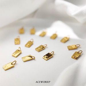 Etiqueta Rectangular con Iniciales |   Colgante de Letra del Alfabeto Grabado en Acero Inoxidable Chapado en Oro PVD de 18K |   Impermeable, Hipoalergénico - Product Image 5