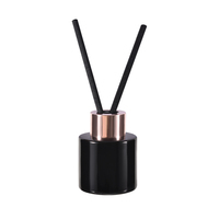 Bouteille en verre de diffuseur noir brillant de luxe de 50ml avec épaulement plat et bouchon à vis et design coloré par vous-même