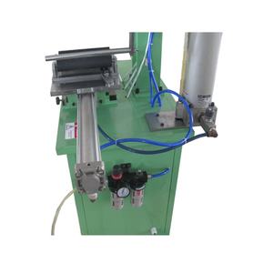 Machine d'impression à chaud pneumatique semi-automatique de marque chinoise renommée pour le marquage à chaud des bouteilles et des produits en plastique - Product Image 5