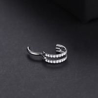 Boucle d'oreille anneau de septum nasal à segment articulé en titane de qualité d'implant personnalisé avec zircons pavés orientés vers l'extérieur