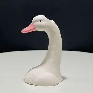 Матовая керамическая ваза с изображением лебедя
