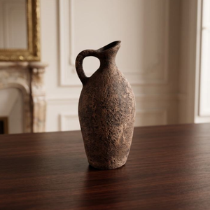 Jarrón alto de cerámica Wabi Sabi, hecho a mano con arcilla primitiva, con una asa, perfecto para decoración del hogar de estilo vintage. - Product Image 3