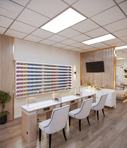 Diseño Moderno y Lujoso para Salón de Uñas: Pared de Exhibición de Esmaltes y Mesas de Manicura con Detalles en Dorado - Renovación Completa en un Solo Lugar - Product Image 3