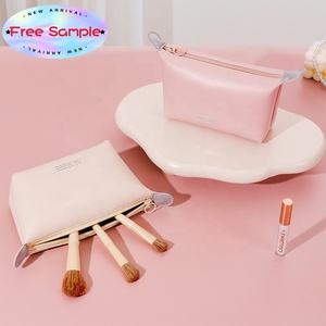 Échantillon gratuit couleur bonbon imperméable PU boulette cosmétique sac de voyage sac de lavage sac portable organisateur maquillage <span class=keywords><strong>pochette</strong></span> sacs pour femmes - Product Image 3