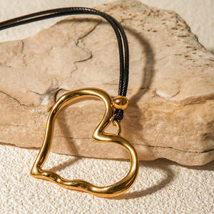 Collar Ajustable de Acero Inoxidable y Oro de 18k con Corazón Grande y Cordón Negro de Alta Calidad - Product Image 4