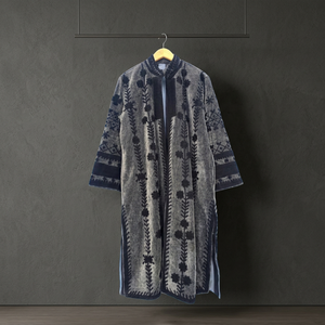 Manteau long en velours gris anthracite fait main sur mesure, style Suzani, avec des motifs floraux noirs et des appliques géométriques sur le bord. - Product Image 2