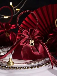 ถุงผ้าไหมสีแดงแบบมีเชือกผูก พร้อมโบว์ผูก สำหรับใส่ของขวัญ ขนมหวาน เครื่องประดับ เหมาะสำหรับงานวันเกิด งานแต่งงาน บรรจุภัณฑ์สิ่งทอ สินค้ามาใหม่ - Product Image 5