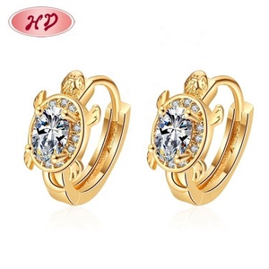 Pendientes de aro con forma de tortuga en tono dorado para mujer, pendientes de aro pequeños con incrustaciones de cristales coloridos, joyería de moda para fiesta diaria - Product Image 2