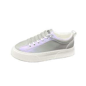 Primavera y otoño Nuevos zapatos de cuero de los hombres de moda con un paso. Zapatos de tabla de suela suave casuales de moda y versátiles - Product Image 2