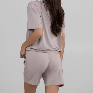 Conjunto de Ropa de Casa para Mujer, Diseño Personalizado OEM/ODM, Color Beige, Camiseta Holgada y Pantalones Cortos, Tela Suave, Ropa Casual para Relajarse y Dormir - Product Image 2