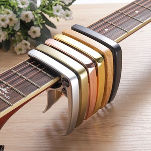 Capo <span class=keywords><strong>de</strong></span> Guitarra Personalizado <span class=keywords><strong>de</strong></span> Metal Hecho a Mano con Almohadilla <span class=keywords><strong>de</strong></span> Silicona <span class=keywords><strong>de</strong></span> Colores y Tensión <span class=keywords><strong>de</strong></span> Resorte, Accesorios <span class=keywords><strong>de</strong></span> Marca OEM con Empaque - Product Image 2