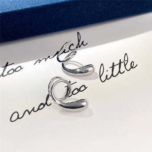 Eleganti orecchini a polsino geometrici in argento 925 dal design minimalista per l'uso quotidiano, gioielli unisex con finitura in oro bianco - Product Image 3