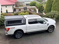 Capot de camionnette en alliage d'aluminium à toit surélevé avec feu stop et barre de verrouillage compatible Chevrolet Silverado 2500HD 2020-2024 Crew Cab 6,8 pieds 1 ensemble