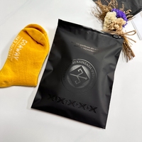 Sac en polyéthylène noir givré personnalisé écologique pour chaussettes, sac d'emballage réutilisable avec fermeture éclair, sac en plastique à fermeture éclair pour t-shirts et vêtements