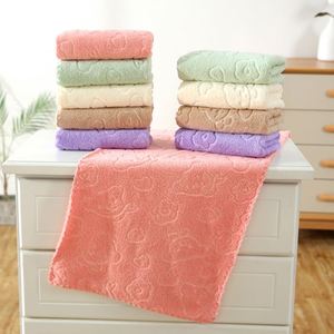 Serviette en velours corail, directement de l'usine, douce, absorbante, couleur unie, gaufrée, design multifonctionnel, pour adulte, tissée, antimicrobienne - Product Image 4