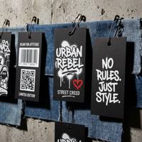 Hangtag streetwear, op maat gemaakte kraftpapier holografische anti-counterfeit vintage geprägte logo kledinglabel met koord voor denim jeans merk