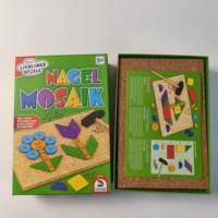 Ensemble créatif DIY en gros dans une boîte en papier, tableau en liège, blocs de bois, marteau, clous métalliques, cadeaux pour enfants