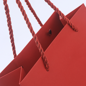 Juego de Embalaje Minorista Coordinado Personalizado, Caja de Regalo Magnética con Tapa Abatible Estilo Libro Rojo para Festivales, con Bolsa de Papel con Asa de Cuerda a Juego - Product Image 5