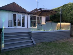 Balustrade en verre à profil en U en aluminium haut de gamme, garde-corps trempé pour les lofts résidentiels de luxe, les balcons et les terrasses de villas - Product Image 3