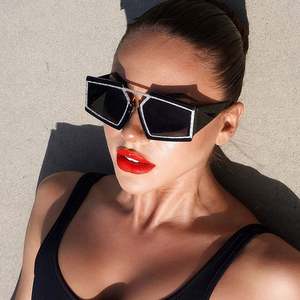 Gafas de Sol de Moda al por Mayor con Logotipo Personalizado para Mujer, Gafas de Sol Cuadradas Extra Grandes Irregulares con Marco de Metal y Protección UV400 - Product Image 2