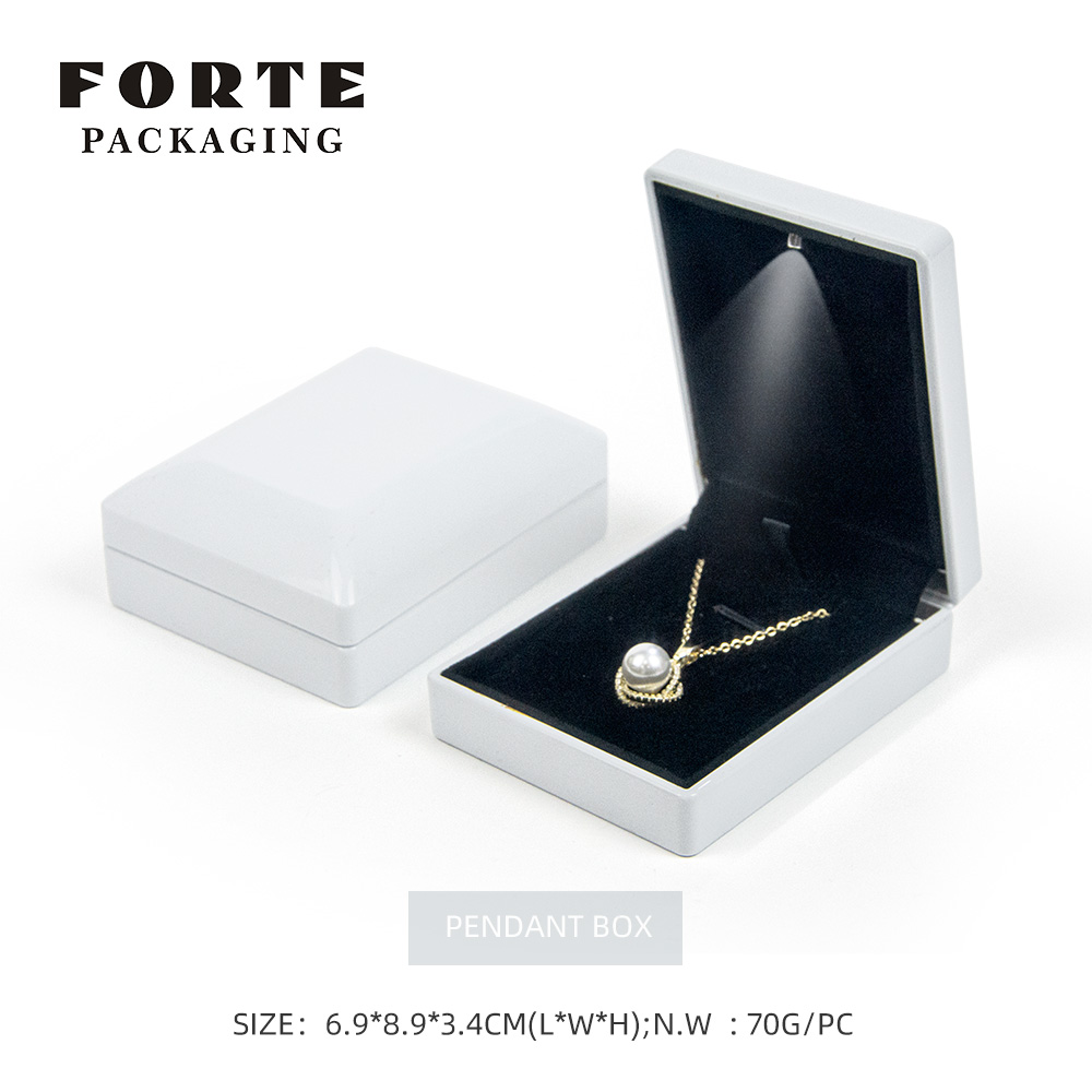 Boîte à pendentif blanche