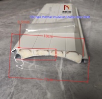 Porte à enroulement électrique en alliage d'aluminium à lattes modernes de 100 mm de largeur, isolation thermique, adaptée aux villas familiales et aux garages.