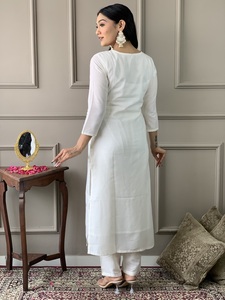 เสื้อผ้าสตรีสไตล์โมเดิร์น Radhe ผ้าฝ้ายสีขาวนวลแบบดั้งเดิม รีไซเคิล ปักลาย ระบายอากาศได้ดี ทรงตรง พร้อมผ้าคลุมไหล่ลายแจ็คการ์ด ขนาด 2.20 เมตร - Product Image 5