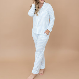 Pigiama da <span class=keywords><strong>donna</strong></span> a righe verticali azzurre <span class=keywords><strong>con</strong></span> colletto a revers e <span class=keywords><strong>bottoni</strong></span>, completo di top a maniche lunghe e pantaloni lunghi <span class=keywords><strong>con</strong></span> tasche laterali - Product Image 1